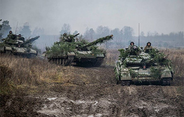 Видеофакт: Экипаж украинского танка уничтожает позицию московитской пехоты