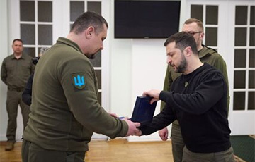 Зеленский передал Чернигову награду города-героя