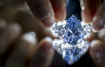 Крайне редкий голубой бриллиант продали на аукционе за десятки миллионов долларов