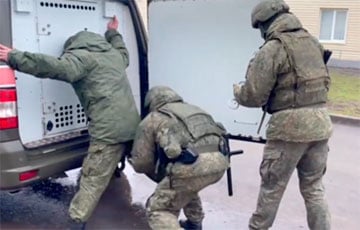 В Московии демонстративно задержали двух солдат за отказ ехать на войну