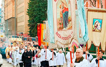 Сотни католиков прошли по центру Минска