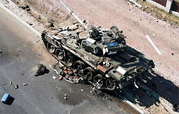 «Осколки полетели!»: шокированные оккупанты наблюдают за детонацией своего танка