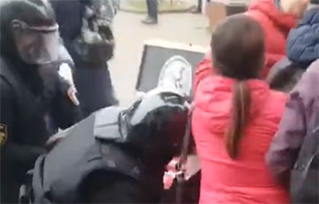 В Бресте женщины спасли демонстранта от задержания