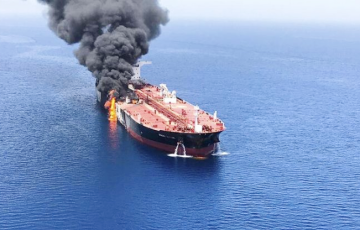 Нефтяной танкер загорелся у берегов Йемена после ракетного удара