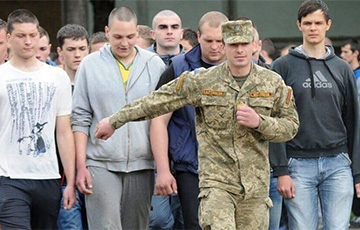 Украинцев за границей обязали вернуться и встать на воинский учет