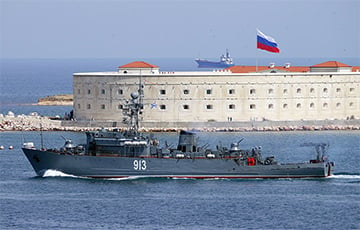 Украинские военные потопили московитский морской тральщик «Ковровец»
