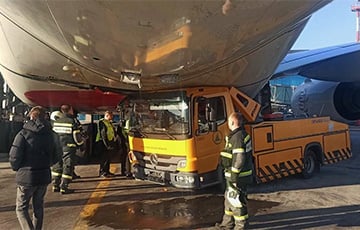 В Домодедово водовоз повредил самый большой пассажирский самолет в мире