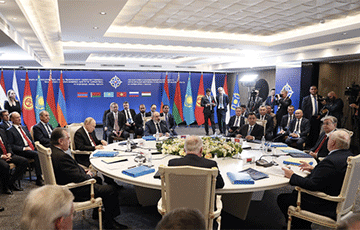 Путин и Лукашенко обменивались «тайными жестами» на саммите ОДКБ
