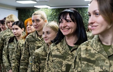 В ВСУ впервые начали выдавать женскую военную форму