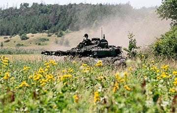 Танк ВСУ разбил колонну бронетехники РФ под Урожайным