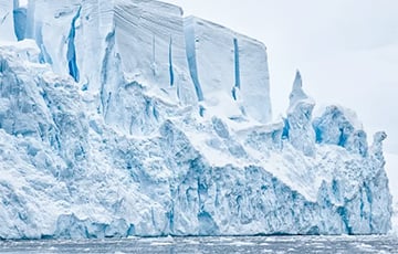 Появились кадры айсберга, отколовшегося от шельфового ледника Антарктиды