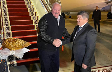 Лукашенко прилетел в Кыргызстан в спортивном костюме