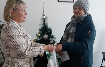 В Московии матери ликвидированного оккупанта вручили пакет с мандаринами и открытку