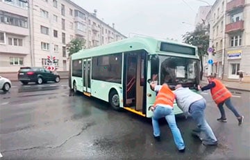 В Минске трое водителей вытолкали с перекрестка застрявший троллейбус с гармошкой