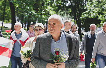 Статкевич с соратниками возложили цветы на могилу освобождавших Минск солдат