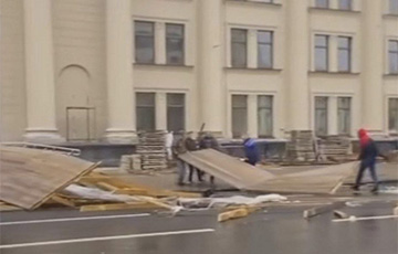 Сильный ветер снес строительный забор в центре Минска