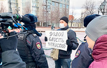 В Москве правозащитники вышли в пикеты против войны в Украине