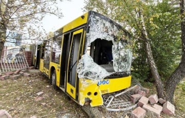 Водителю автобуса в Минске стало плохо за рулем и он врезался в бетонный забор