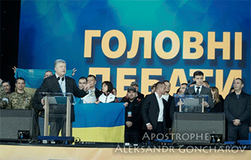 Видеофакт: Зеленский и Порошенко во время дебатов стали на колени перед родственниками погибших на Донбассе