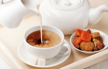 Диетолог рассказала, что произойдет с организмом, если ежедневно пить чай с молоком