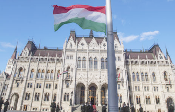 Еврокомиссия требует от Венгрии объяснений из-за изменений для беларусов