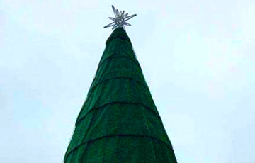 Фотофакт: в Новобелице установили елку из искусственного газона