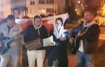 Микрорайон «Запад» в Минске поет революционные песни