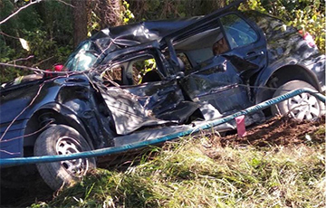 Под Кобрином авто врезалось в дерево: два человека погибли, еще четыре пострадали