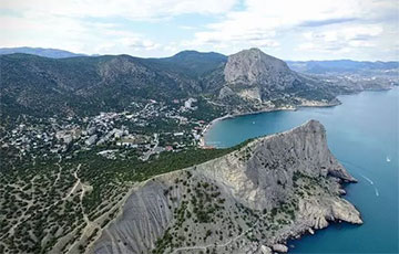 У берегов оккупированного Крыма опрокинулось судно
