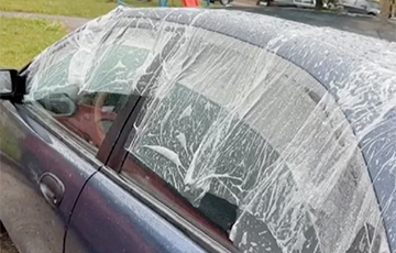 Беларуска в дождь забыла закрыть окна в машине: получилось вирусное видео о доброте