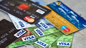 СК рекомендует белорусам иметь 3 банковские карточки
