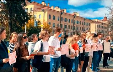 В Минске у здания МГЛУ студенты спели «Купалiнку» в знак протеста