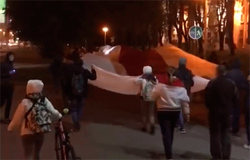 Видеофакт: Шествие в Минске с огромным бело-красно-белым флагом