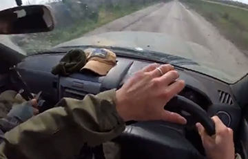 Украинские воины под обстрелом московитского снайпера преодолевают опасный участок дороги