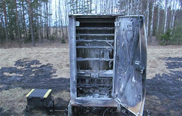На железной дороге на границе Московии и Беларуси сожгли релейный шкаф