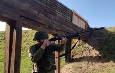В Лунинце военных учили сбивать дроны из охотничьего оружия