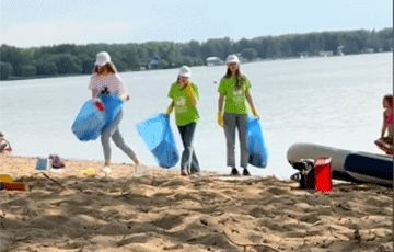 «Сам не верю!»: беларус заснял волонтеров, которые специально разбрасывали мусор на Минском море