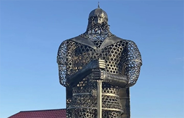 В Воложине появилась загадочная 8-метровая скульптура