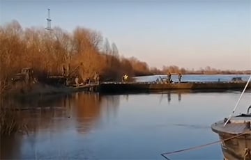 На Припяти в Гомельской области строят переправу для танков