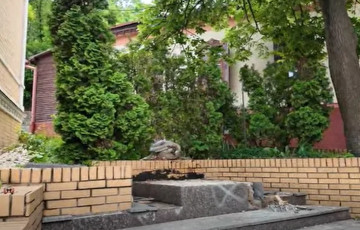 В Киеве демонтировали памятник Михаилу Булгакову