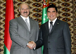 Белорусский диктатор поздравил туркменского