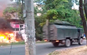 Московитская техника убегает из охваченного огнем Донецка