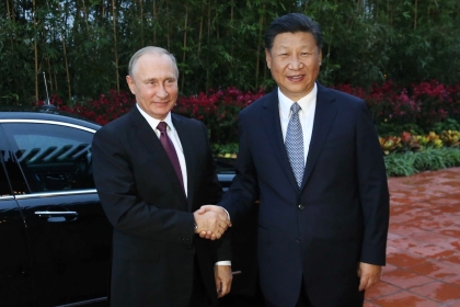 Путин подарил Си Цзиньпину картину из янтаря и светильники из нефрита