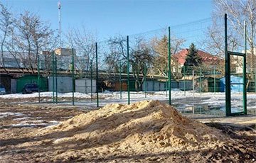 Жители Мозыря поймали местного чиновника на вранье о детских площадках