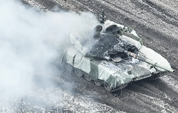 Украинский дрон-камикадзе залетел в открытый люк московитского танка Т-72Б3