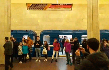 Свободный хор исполнил «Муры» на станции метро «Октябрьская»