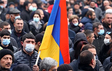 В Ереване оппозиция провела факельное шествие