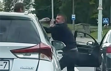 Видеофакт: Два водителя решили помахать кулаками посреди Минска