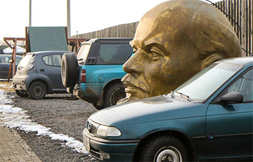 Фотофакт: на «линии Сталина» под Минском запарковалась голова Ленина