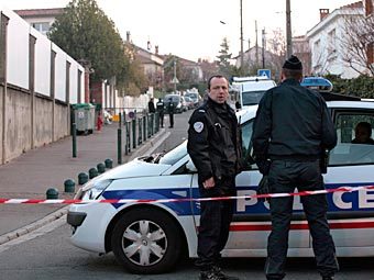 Убитых во Франции детей почтили минутой молчания